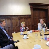 Joel Voordewind AZC aan tafel