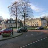Gemeentehuis met auto