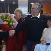 Dick feliciteert Cees van den Broek 1 euro winkel